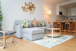 Klassiek appartement | Woonruimte | Een 15-inch flatscreentelevisie met kabelzenders