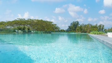 Kolam renang outdoor