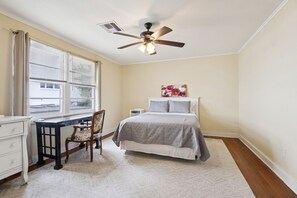 3 bedrooms, desk, iron/ironing board, free WiFi