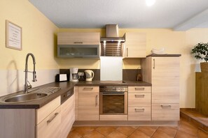 ثلاجة، فرن، موقد طهي مسطح، غسالة أطباق