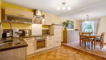 Frigorifero, forno, piano cottura, lavastoviglie