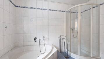Dusche, Haartrockner, Handtücher