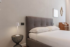 2 bedrooms, iron/ironing board, travel crib