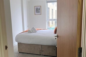 2 habitaciones, tabla de planchar con plancha, wifi y ropa de cama