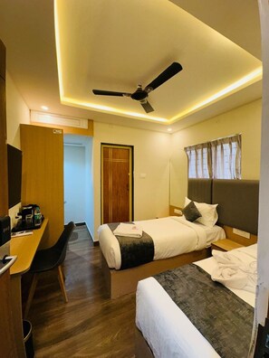 Executive Double or Twin Room, Lake View | Desk, laptop workspace, free WiFi