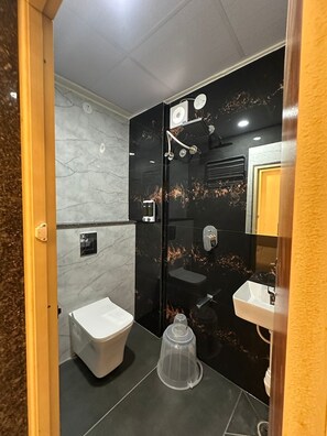 Executive Double or Twin Room, Lake View | Bathroom | Shower, towels, shampoo, toilet paper