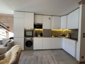 Réfrigérateur, four à micro-ondes, lave-vaisselle