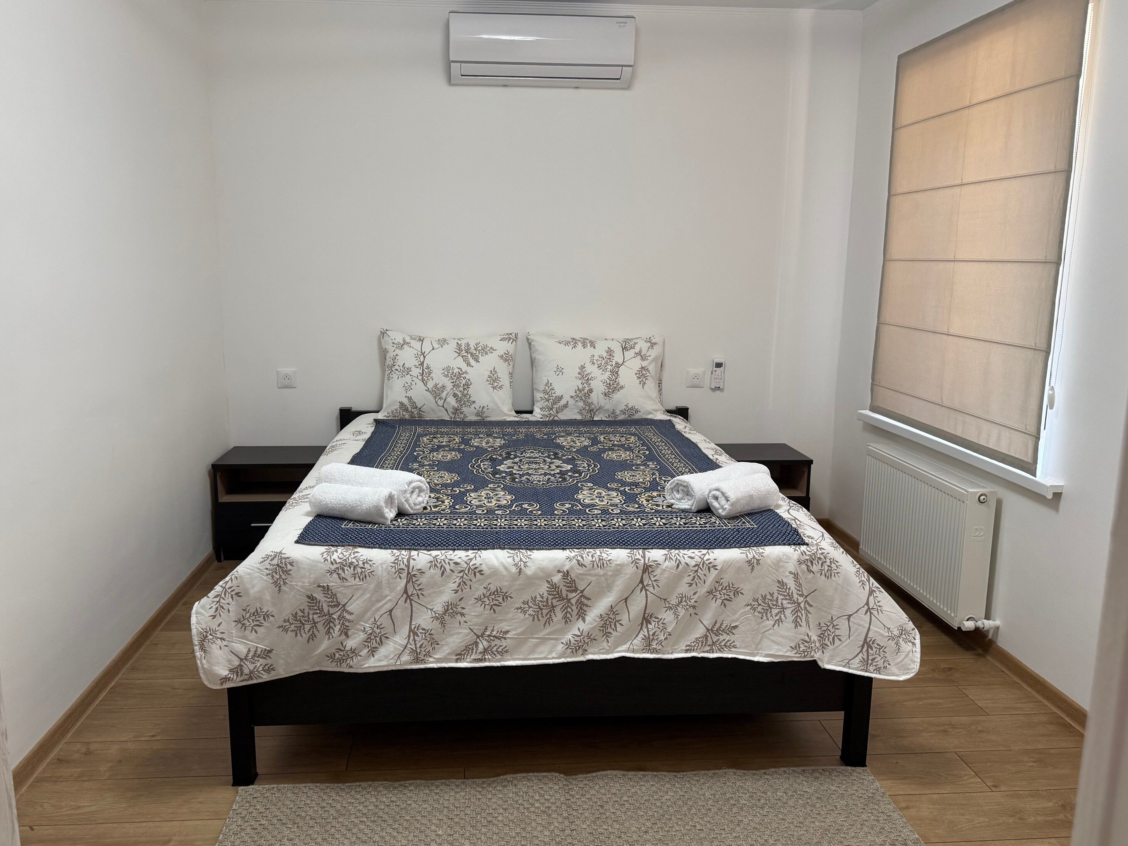 2 bedrooms, iron/ironing board, internet, bed sheets