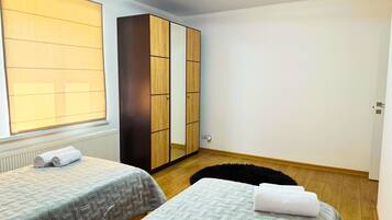 2 habitaciones, tabla de planchar con plancha, internet y ropa de cama