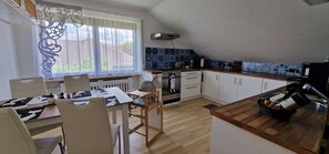 Four à micro-ondes, un four, surface de cuisson, lave-vaisselle