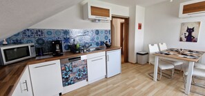 Four à micro-ondes, un four, surface de cuisson, lave-vaisselle