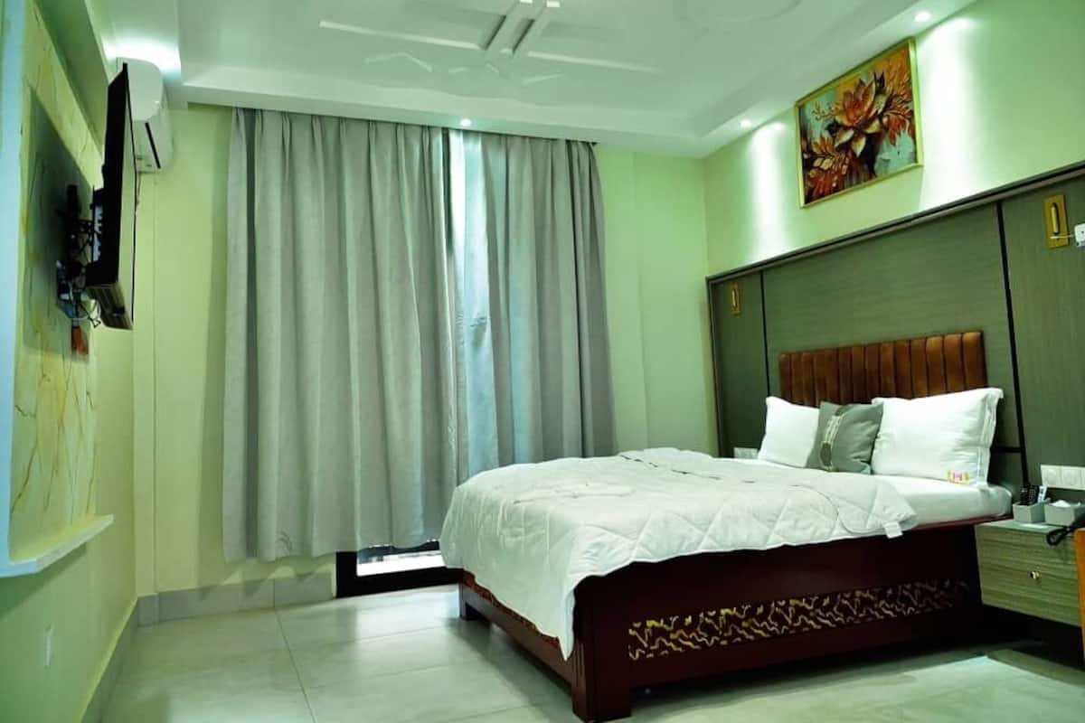 Quarto casal conforto, vista para a cidade | Cofres nos quartos, escrivaninha, espaço de trabalho para notebook