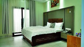 Suite, vue ville | Coffres-forts dans les chambres, bureau
