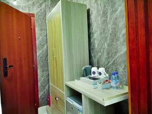 Quarto luxo, vista para a cidade | Cofres nos quartos, escrivaninha, espaço de trabalho para notebook