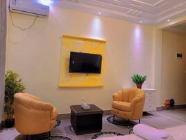 Suite, City View | Living area