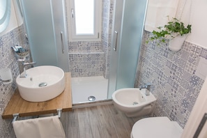 11 NEREIDE Camera doppia classica, vista cortile | Bathroom | Shower, rainfall showerhead, hair dryer, slippers