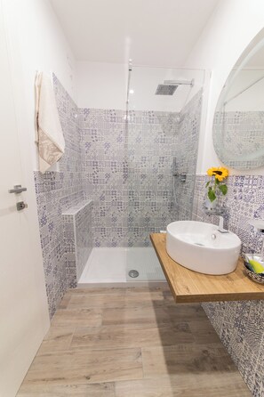 13 HELIOS Camera doppia classica | Banheiro | Chuveiro, chuveiro com efeito de chuva, secador de cabelo, chinelos