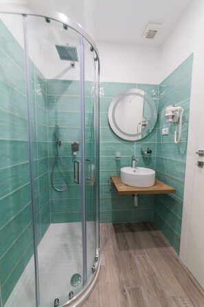 Ducha, cabezal de ducha tipo lluvia, secador de pelo, pantuflas