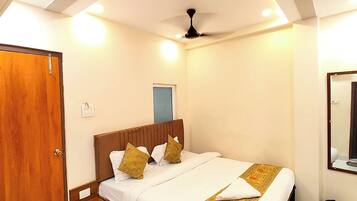 Deluxe Double Room, Air conditioning | Hypo-allergenic bedding, in-room safe, desk, soundproofing