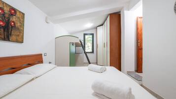 5 bedrooms, WiFi, bed sheets