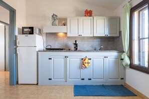 Réfrigérateur, micro-ondes, plaque de cuisson, cafetière/bouilloire