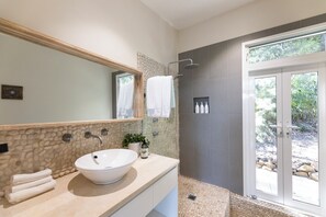 Haartrockner, Handtücher, Seife, Toilettenpapier