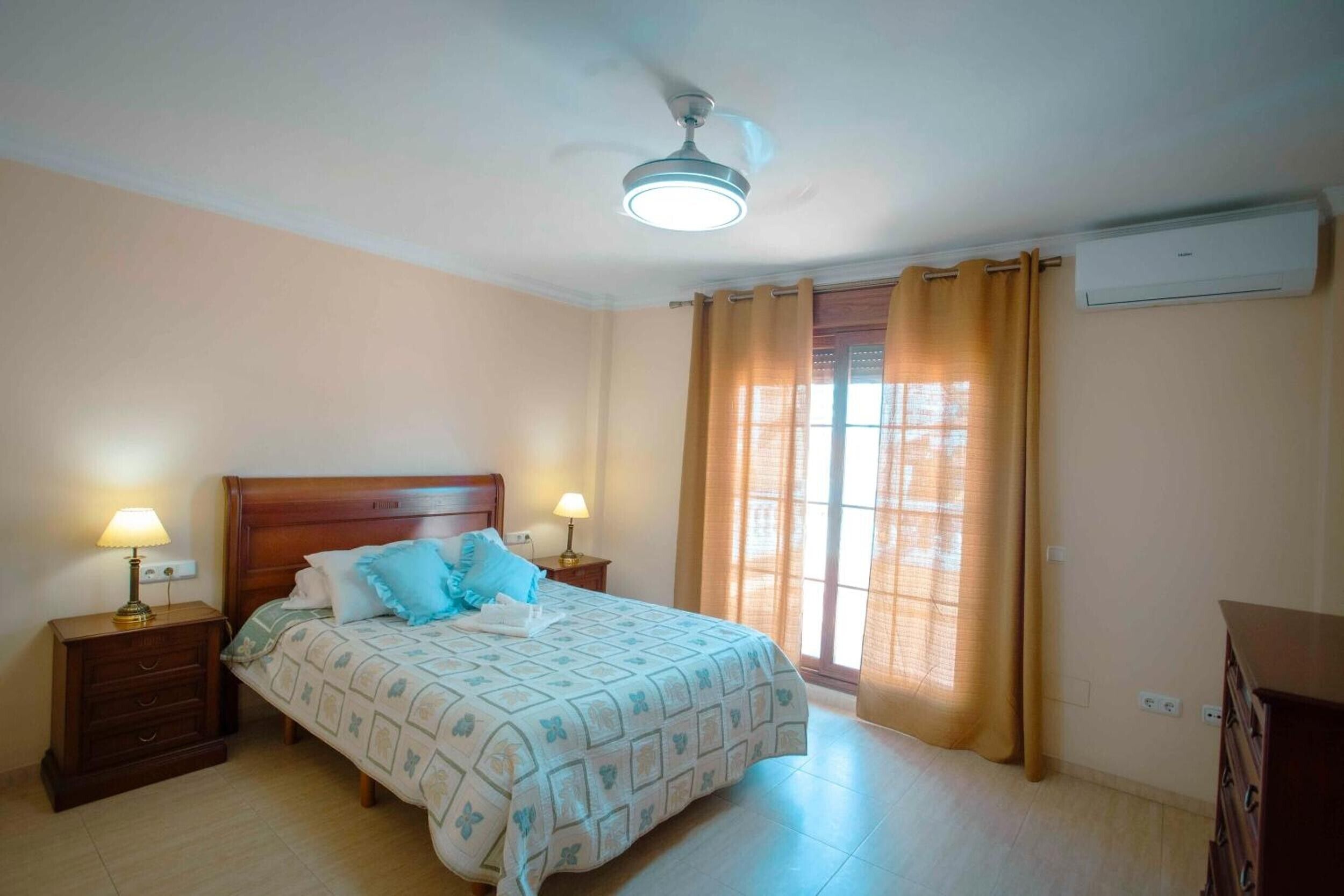 4 bedrooms, iron/ironing board, WiFi, bed sheets