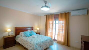 4 bedrooms, iron/ironing board, WiFi, bed sheets