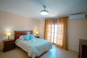 4 bedrooms, iron/ironing board, WiFi, bed sheets