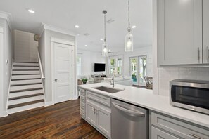 Interior - NEW! 4 BR with en-suite baths, HEATED Pool, Bikes, Gated Community, close to shopping & beach (Seagrove Beach)