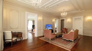 Suite presidencial, balcó, vistes a la ciutat | Caixa forta a l'habitació i escriptori