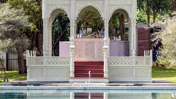 Outdoor pool, pool umbrellas, sun loungers