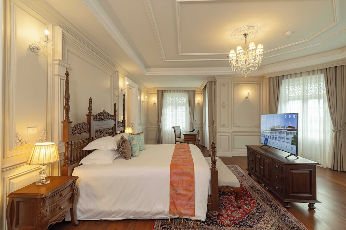 Suite presidencial, balcón, vista a la ciudad | Caja de seguridad en la habitación y escritorio