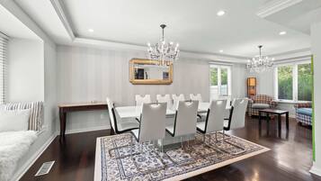 House, Multiple Beds, Patio, Garden View (The Gahanna Grand) | Dining