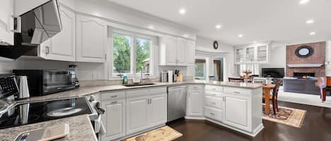 House, Multiple Beds, Patio, Garden View (The Gahanna Grand) | Private kitchen | Fridge, microwave, oven, stovetop