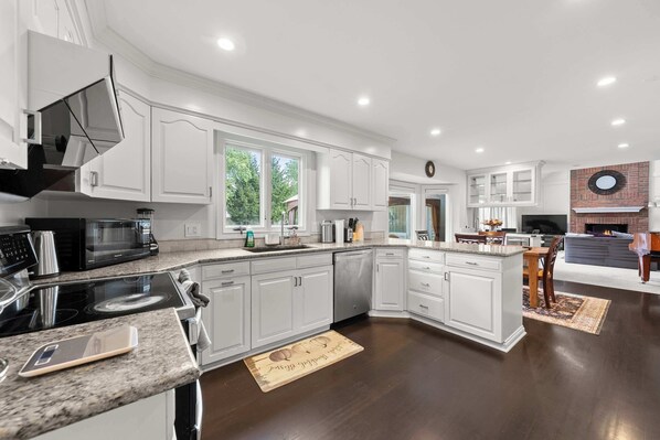 House, Multiple Beds, Patio, Garden View (The Gahanna Grand) | Private kitchen | Fridge, microwave, oven, stovetop