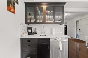 House, Multiple Beds, Patio, Garden View (The Gahanna Grand) | Private kitchen
