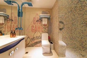 Eenvoudige tweepersoonskamer | Badkamer