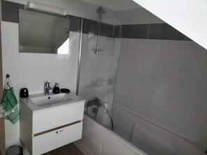 Secadora de cabello, toallas, jabón, papel de baño