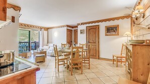 Un coin repas chaleureux, avec des meubles en bois et une vue sur l’extérieur.
