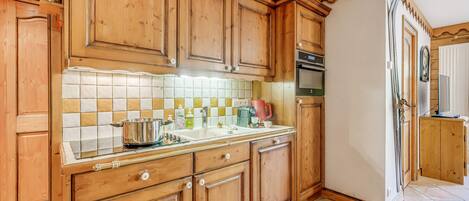 ثلاجة، فرن، موقد طهي مسطح، غسالة أطباق