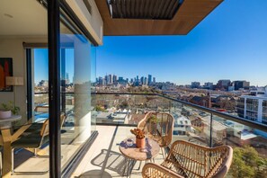 Outdoor dining - Richmond Penthouse | Modern Apt with City Views (Richmond)