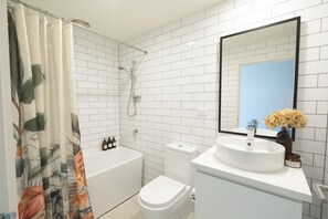 Hair dryer, towels - Richmond Penthouse | Modern Apt with City Views (Richmond)