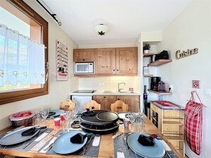 Réfrigérateur, four à micro-ondes, lave-vaisselle, cafetière-théière