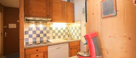 Kühlschrank, Geschirrspüler, Wasserkocher mit Kaffee-/Teezubehör