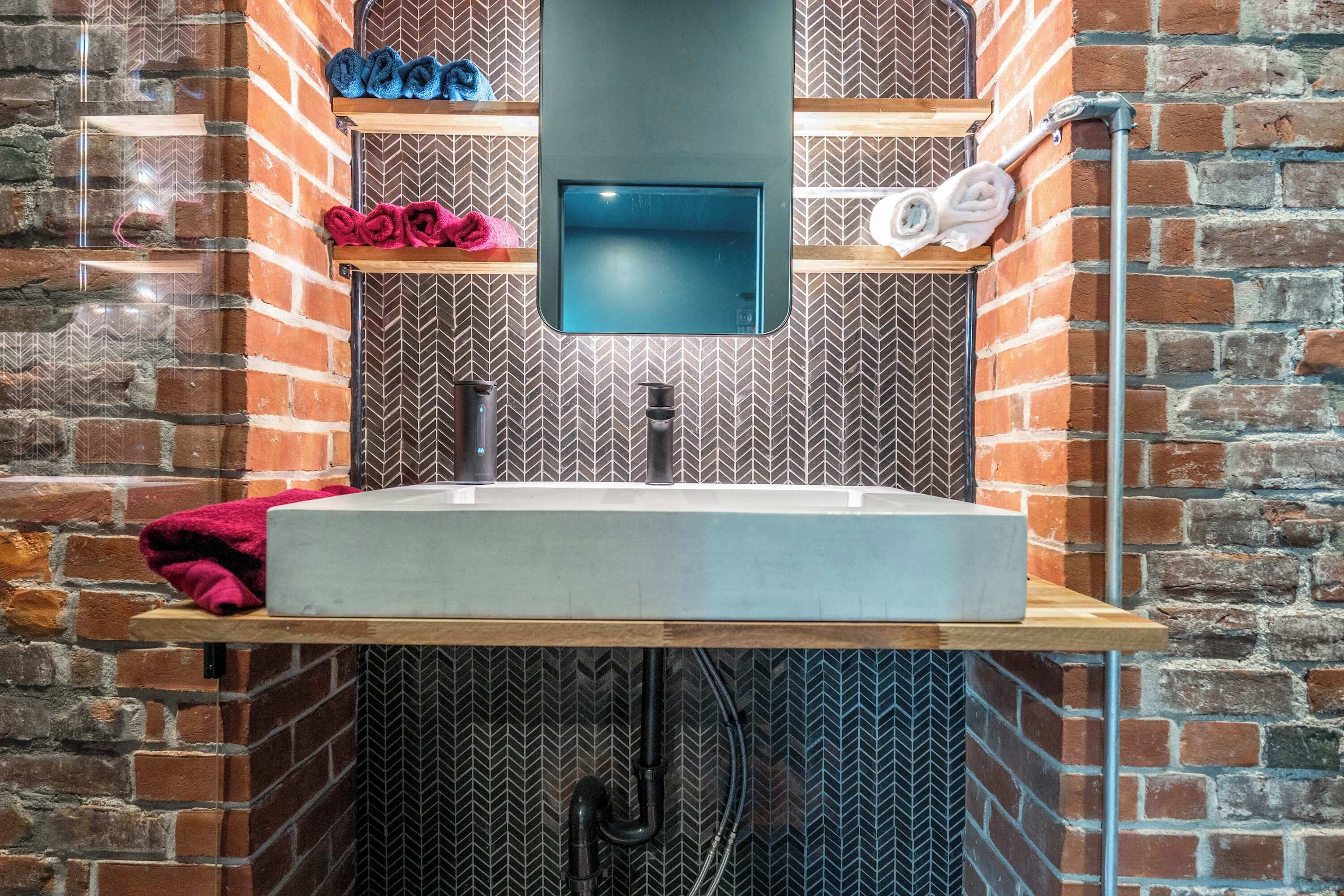 شقة - سرير ملكي - بمطبخ (Timeless on Main 2) | حمام | مناشف