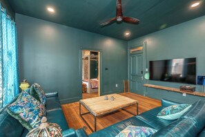 Appartement, 1 kingsize bed, keuken (Timeless on Main 2) | Woonruimte | Een 42-inch flatscreentelevisie met digitale zenders