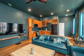 Apartamento, 1 cama de matrimonio grande, cocina (Timeless on Main 2) | Zona de estar | Televisión de pantalla plana de 42 pulgadas con canales digitales