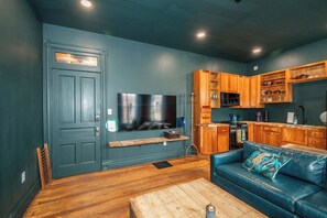 Appartement, 1 kingsize bed, keuken (Timeless on Main 2) | Woonruimte | Een 42-inch flatscreentelevisie met digitale zenders