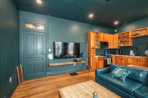 Appartement, 1 kingsize bed, keuken (Timeless on Main 2) | Woonruimte | Een 42-inch flatscreentelevisie met digitale zenders